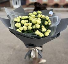 Букет Белые кустовые розы Солинеро в Курганинске