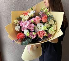 Букет цветов из:  Розы, Лизиантусы и Гвоздики в Курганинске