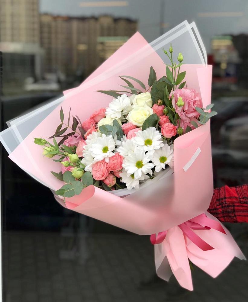 Букет нежный в Курганинске Букет цветов из: Розы, Лизиантусы и Хризантемы в Курганинске