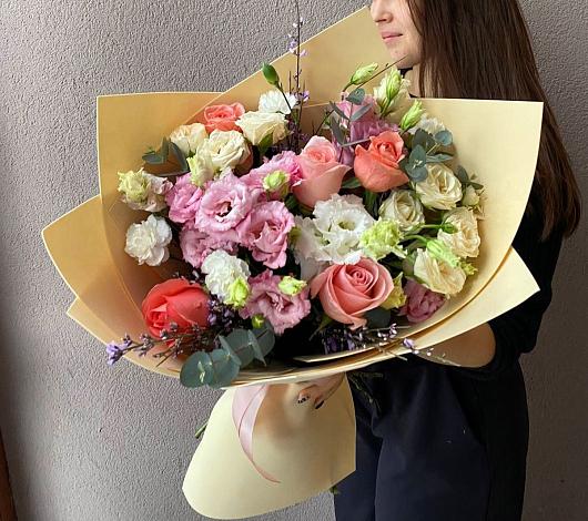 Букет цветов из: Розы, Лизиантусы и Гвоздики в Курганинске