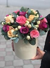Цветочная композиция из Розы в шляпной коробке в Курганинске